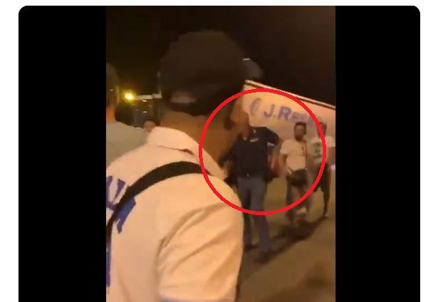 «Guarda che sparo»: il video del poliziotto contro i tunisini al porto di Civitavecchia preview