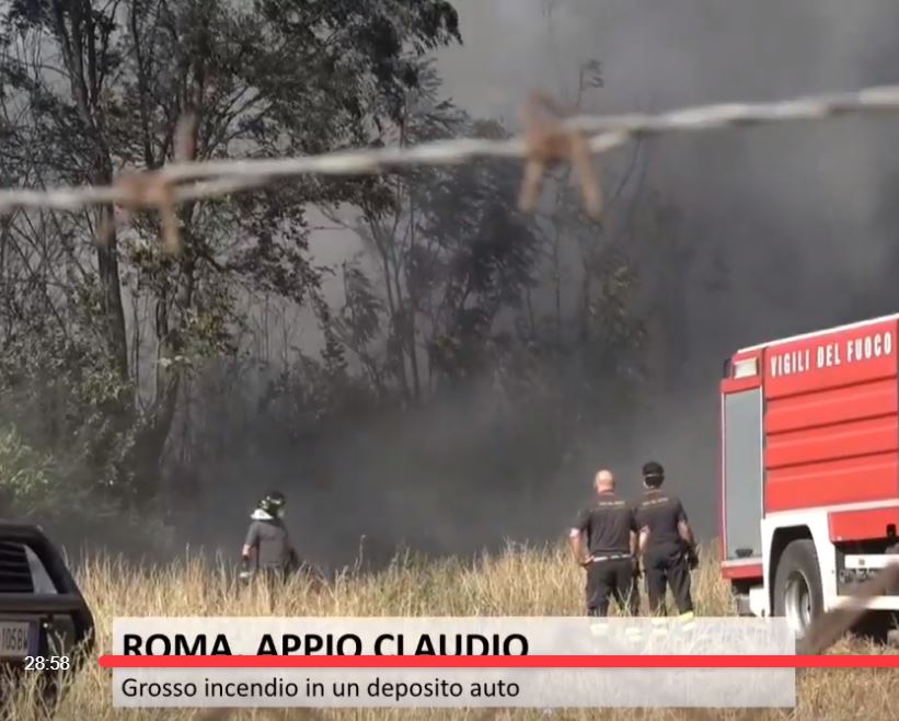Lo sfasciacarrozze che brucia in via Appia Nuova article-post