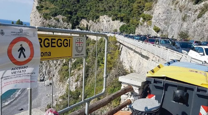 «Un minorenne ha lanciato il cassonetto nella spiaggia di Bergeggi» article-post