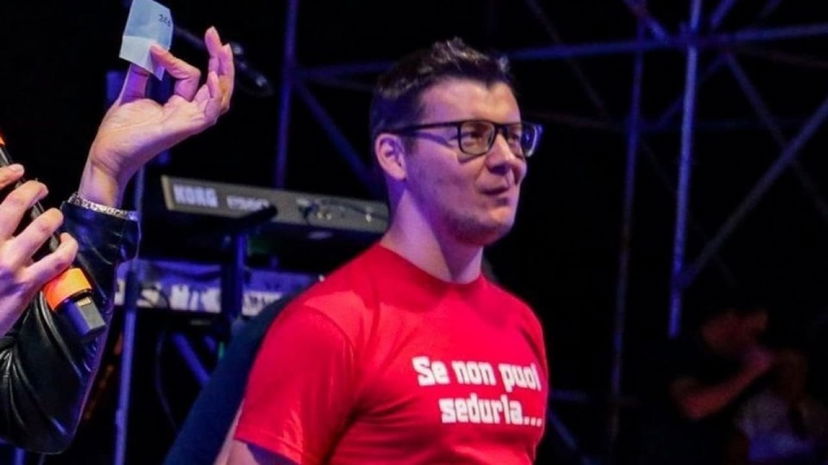 Loris Corradi: il vicesindaco di Roveré con la maglietta “Se non puoi sedurla puoi sedarla” article-post