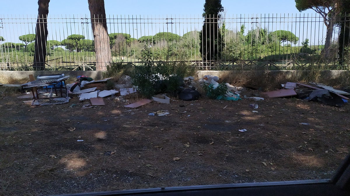 AMA non ritira: emergenza monnezza a Ostia article-post