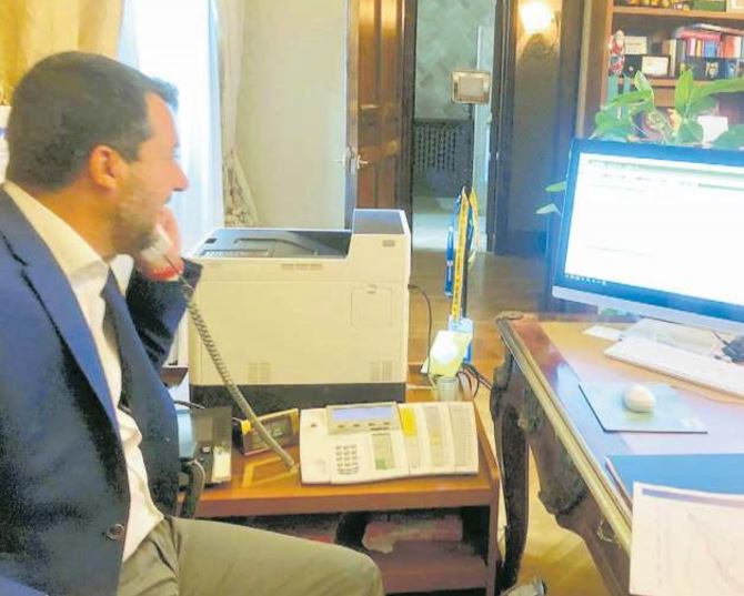 Con la crisi Salvini va in ufficio al Viminale article-post