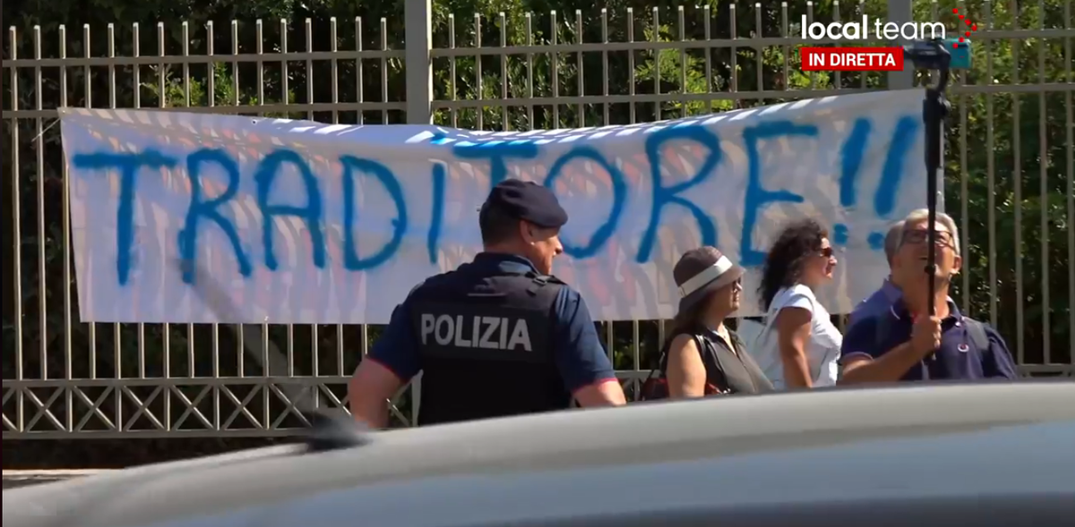Salvini contestato a Castel Volturno dai grillini article-post