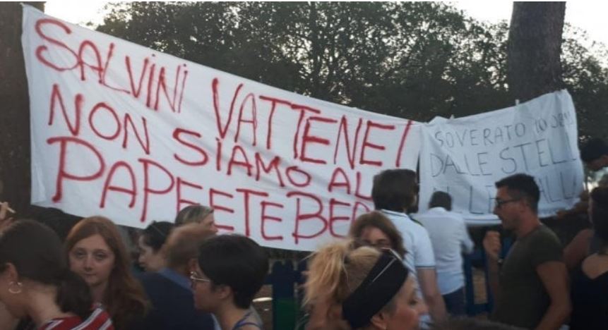 La contestazione a Matteo Salvini a Soverato article-post