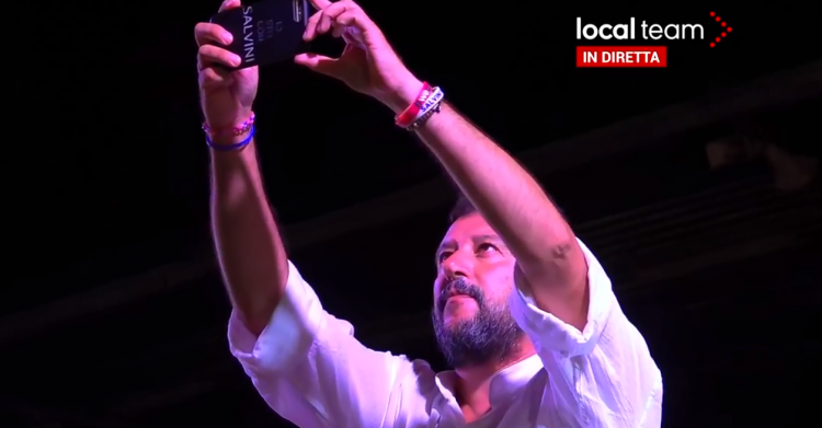 salvini piazza decreto sicurezza conte fiducia massa - 1