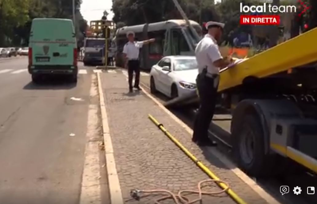 Il tram che deraglia in piazza Manila article-post