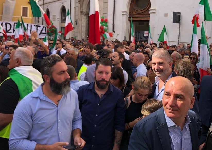Tutti i neofascisti in piazza con Salvini e Meloni a difendere la democrazia article-post