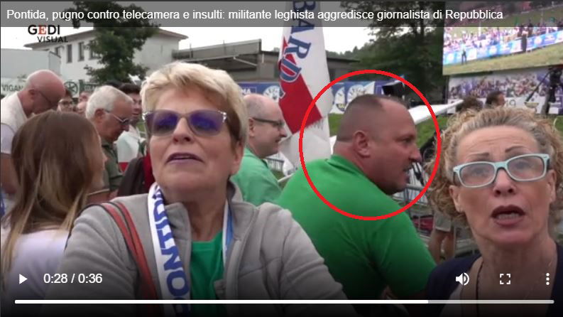 Il militante leghista che dà un pugno alla telecamera a Pontida article-post