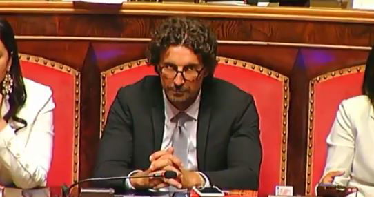 Il grande ritorno di Toninelli: «Controllerò De Micheli e Conte» article-post