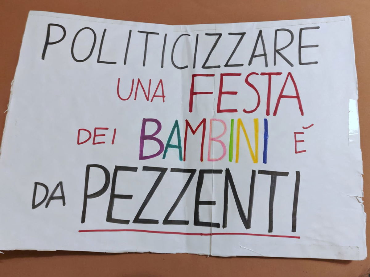 La ragazza aggredita e insultata a Vignola perché aveva un cartello contro Salvini article-post