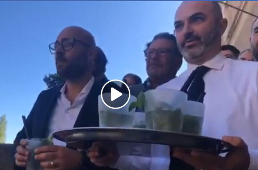 I consiglieri M5S che brindano con un mojito in faccia a Salvini article-post