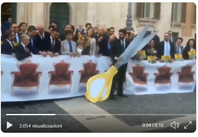 Le forbici di cartapesta con cui Di Maio mostra il taglio dei parlamentari article-post