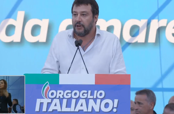 Salvini sfotte i genitori di Renzi a piazza San Giovanni article-post