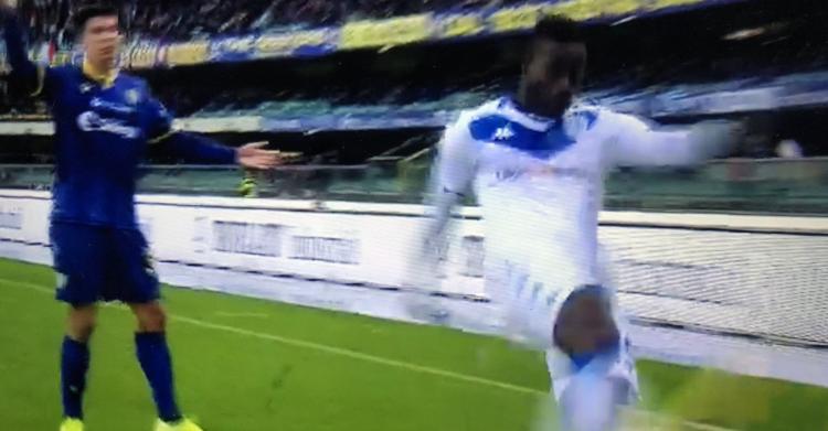 balotelli scalcia pallone cori razzisti