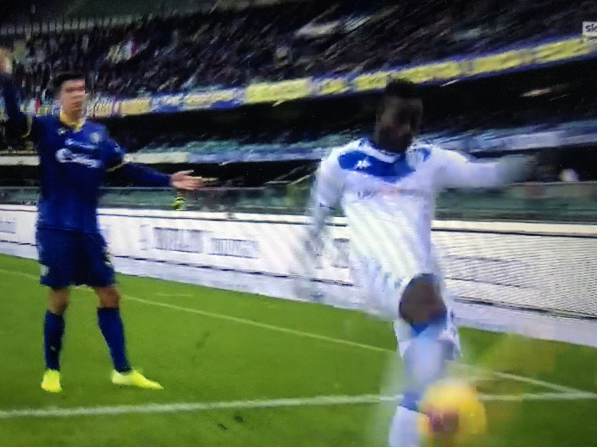 balotelli scalcia pallone cori razzisti