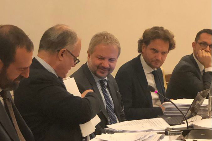 La faccia di Borghi quando Gualtieri gli mostra lo spread con i gialloverdi al governo article-post