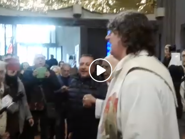 Don Massimo Biancalani: il prete che fa cantare Bella Ciao dopo la Messa article-post