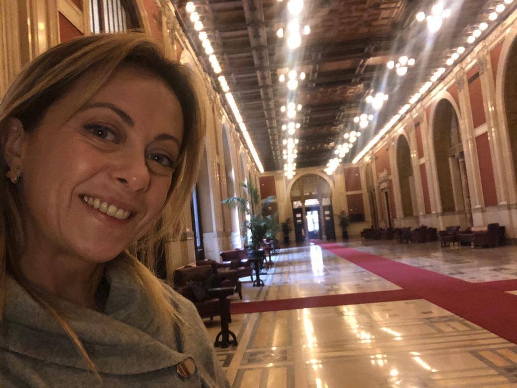 Le assenze di Giorgia Meloni (e quelle dei grillini) in Parlamento e in consiglio comunale article-post