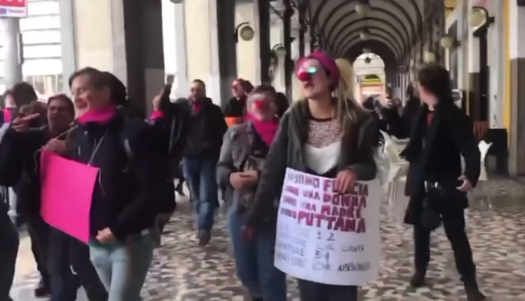 Il coro delle femministe a Roma su Giorgia Meloni article-post
