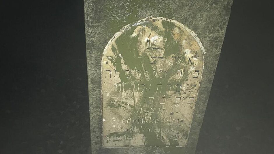 Le lapidi del cimitero ebraico profanate a Randers in Danimarca article-post