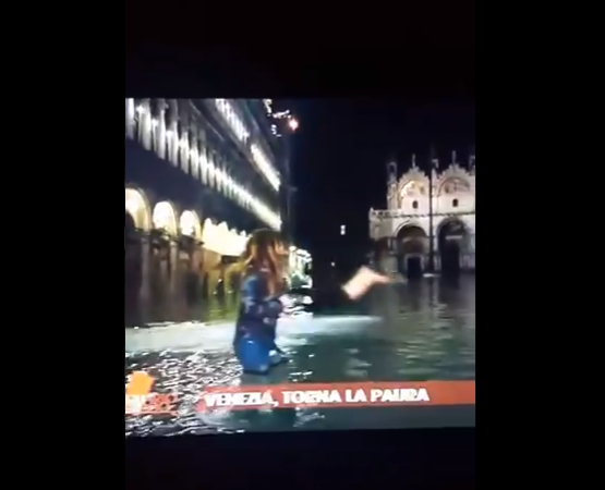 Il matto che si tuffa dietro l’inviata di Quarto Grado a Venezia article-post