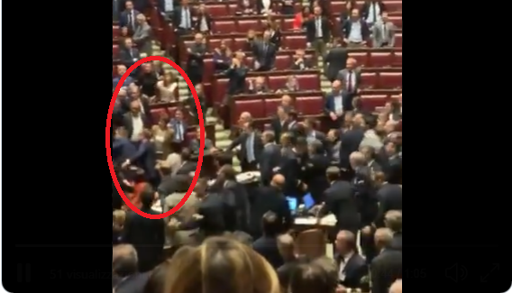 La rissa alla Camera e i deputati che fanno a botte durante la discussione sul MES preview
