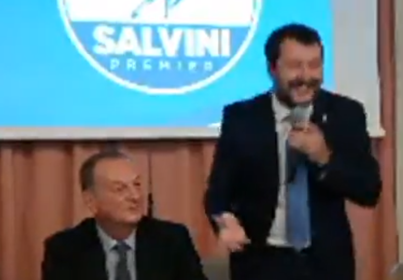 Il giornalista che litiga con Salvini a Sorrento preview