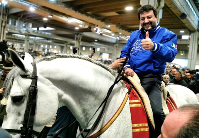 Salvini va a Verona a giocare con i cavalli mentre al Senato si parla di Ilva article-post