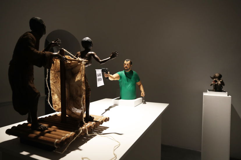 La scultura di Salvini che spara agli immigrati article-post