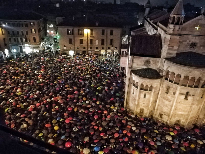Modena non si lega e Salvini scappa da 7mila Sardine article-post