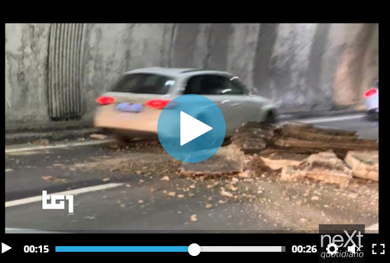 Il crollo del soffitto nella galleria della A26 preview