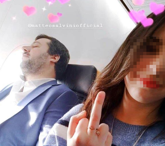 La vendetta meschina di Salvini e Morisi contro la ragazza del dito medio article-post