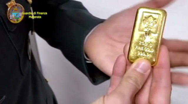 La storia degli albergatori che compravano lingotti d’oro con i fondi per i terremotati preview