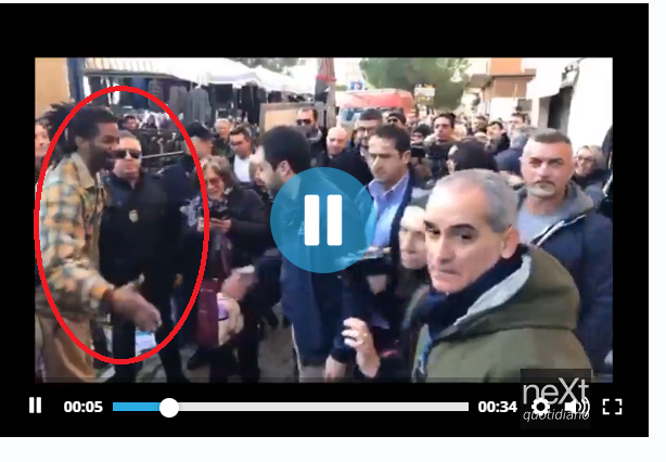 Il video del ragazzo che trolla Salvini al mercato di Pescara: «Pezzo di m….» preview