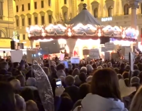 Firenze, Salvini in teatro e 40mila Sardine in piazza article-post