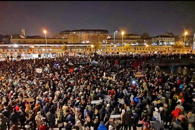 A Ravenna Salvini raduna 500 persone, le Sardine sono 7000 preview