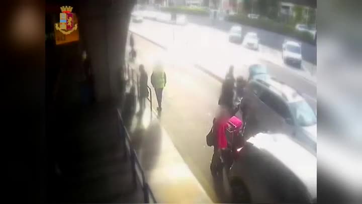 Il video del tassista che prende a pugni il passeggero a Fiumicino preview