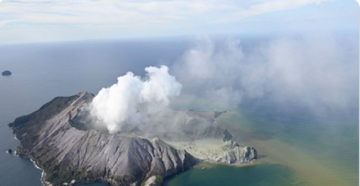 L’eruzione del vulcano Whakaari sulla White Island in Nuova Zelanda article-post