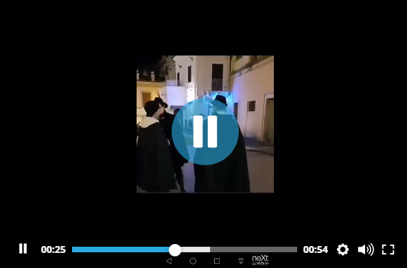 I tre zampognari che suonano Bandiera Rossa vicino a un banchetto della Lega a Vasto preview