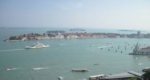 Oltre la normale inefficienza: storia di una banale richiesta di un certificato penale a Venezia Oltre la normale inefficienza: storia di una banale richiesta di un certificato penale a Venezia