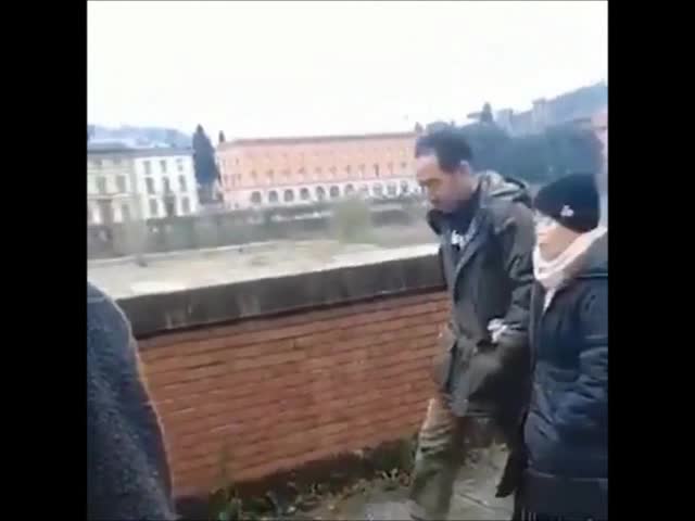 «Andate a tossire a casa vostra»: gli insulti ai turisti cinesi sul Lungarno a Firenze preview