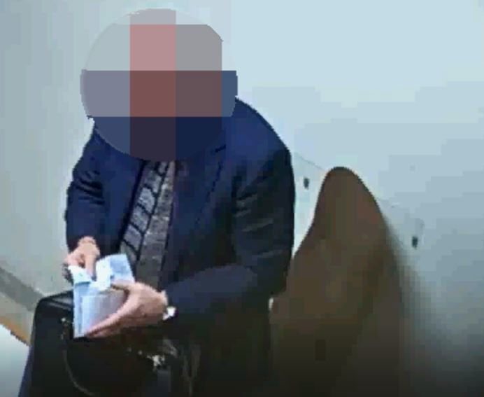Le accuse a Marco Petrini: corruzione in cambio di sesso, soldi e gamberoni article-post