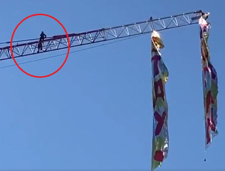 Il Jumper che appende la scritta “Stay Human” sulla gru a Milano article-post
