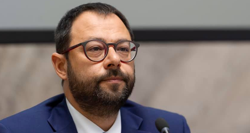 Come Patuanelli (non) sta risolvendo le crisi aziendali al MISE article-post