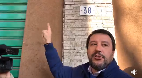 Il blitz di Salvini a Modena al negozio dei “nigeriani” che invece ha un proprietario italiano preview