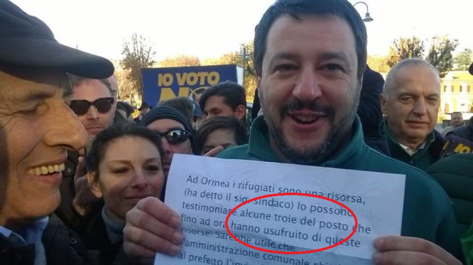 Quando Salvini mostrava cartelli che apostrofavano le donne come “tr**e” article-post