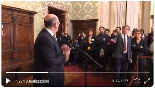 Vito Crimi non ricorda il significato delle 5 stelle del M5S article-post