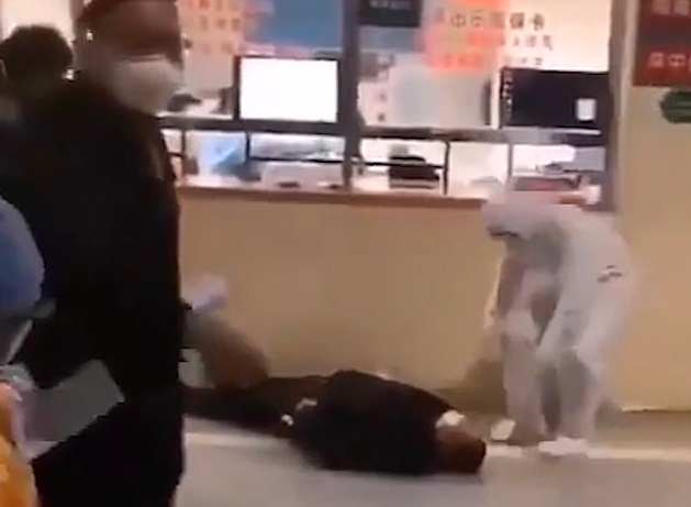La storia dei video dei cittadini cinesi che svengono per strada “per il coronavirus” article-post