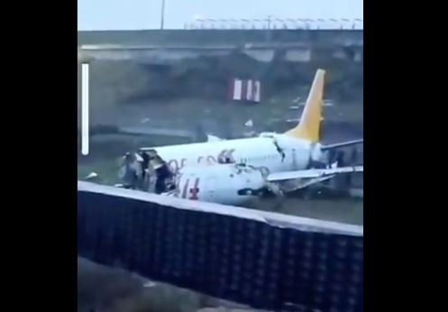 L'aereo spezzato in due all'aeroporto Sabiha Gokcen in Turchia