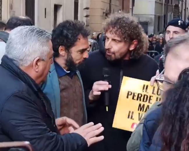 Filippo Roma insultato e scortato fuori dalla piazza alla manifestazione del M5S preview